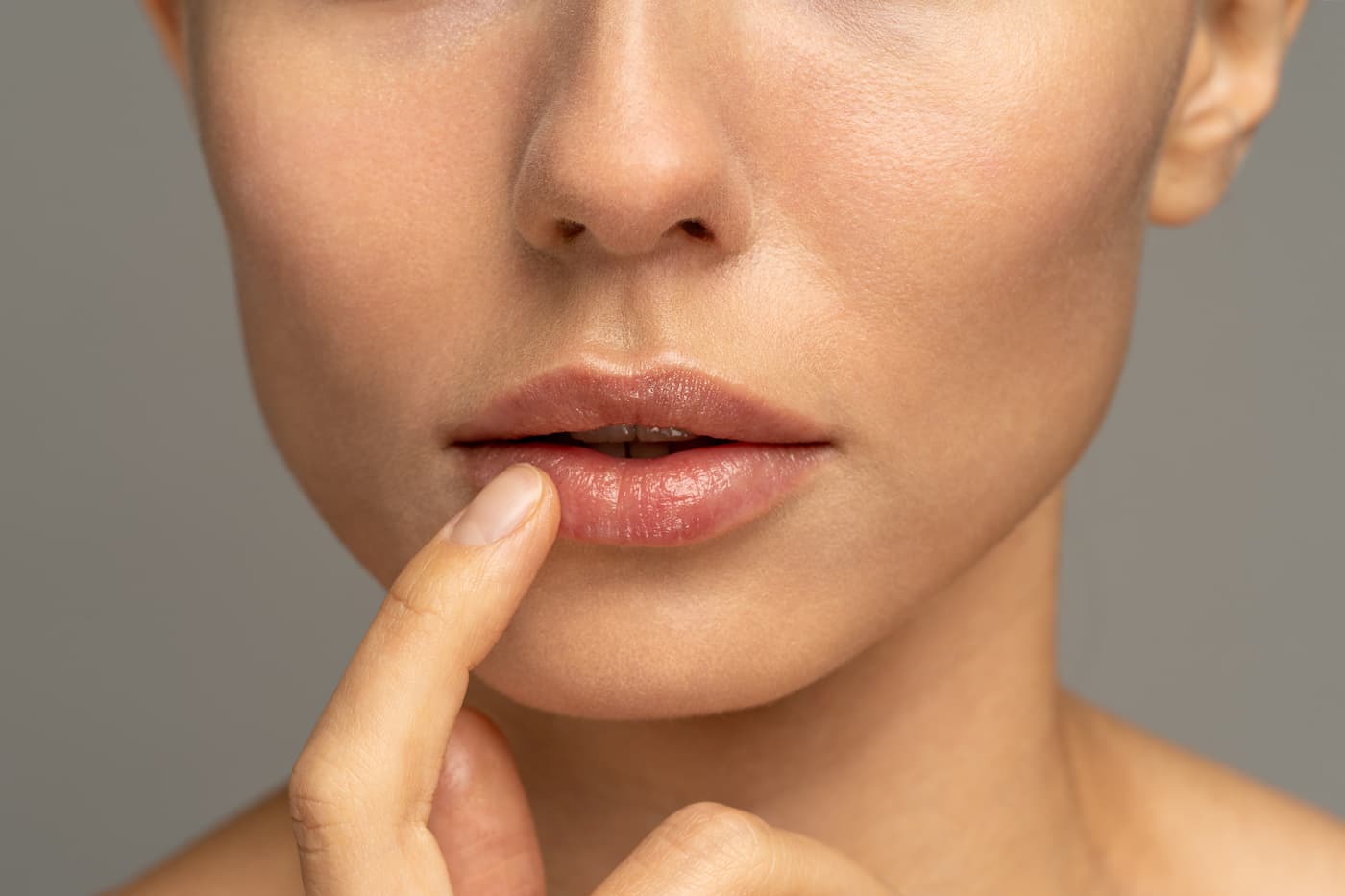 Labios secos y agrietados: por qué el sol y el frío los dañan (y cómo protegerlos)